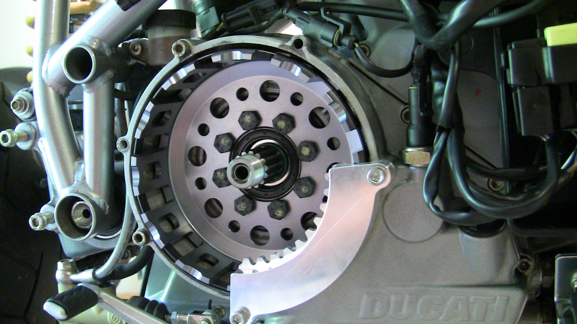 Clutch Basket Bolt Thread sealant help Ducati.ms The Ultimate