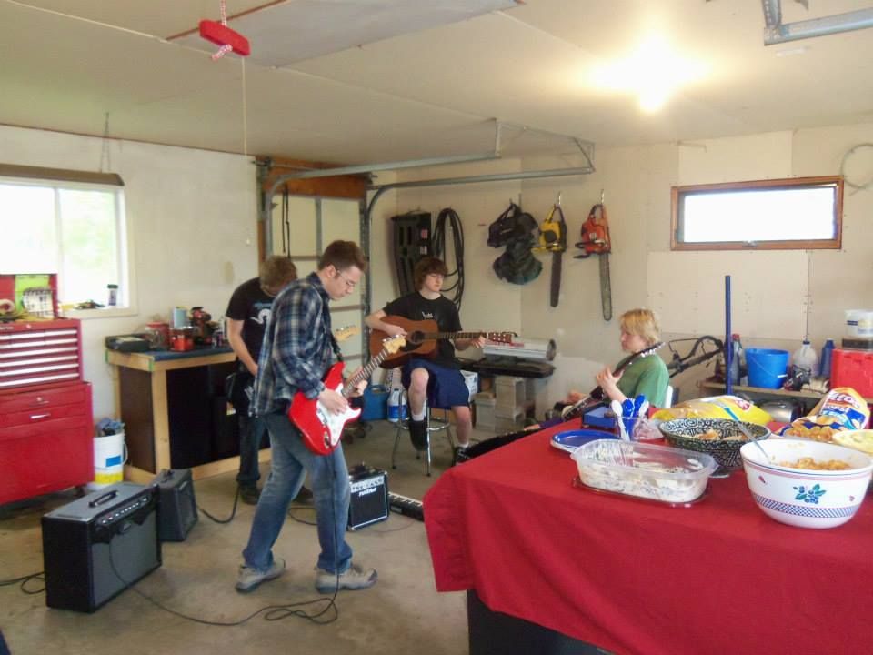 http://i1261.photobucket.com/albums/ii597/creaturekillswell/Guitar2_zps505f9d40.jpg